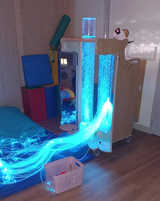 Équipement Snoezelen : colonne à bulles et fibres optiques lumineuses