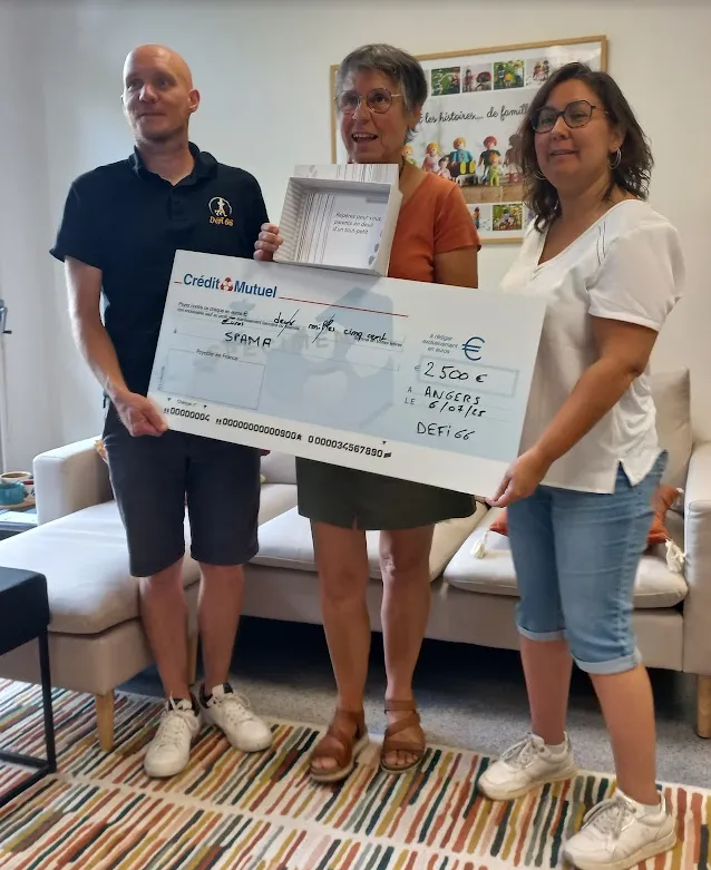 Remise d’un chèque de 2 500 € aux bénévoles de SPAMA à Angers en juillet 2025
